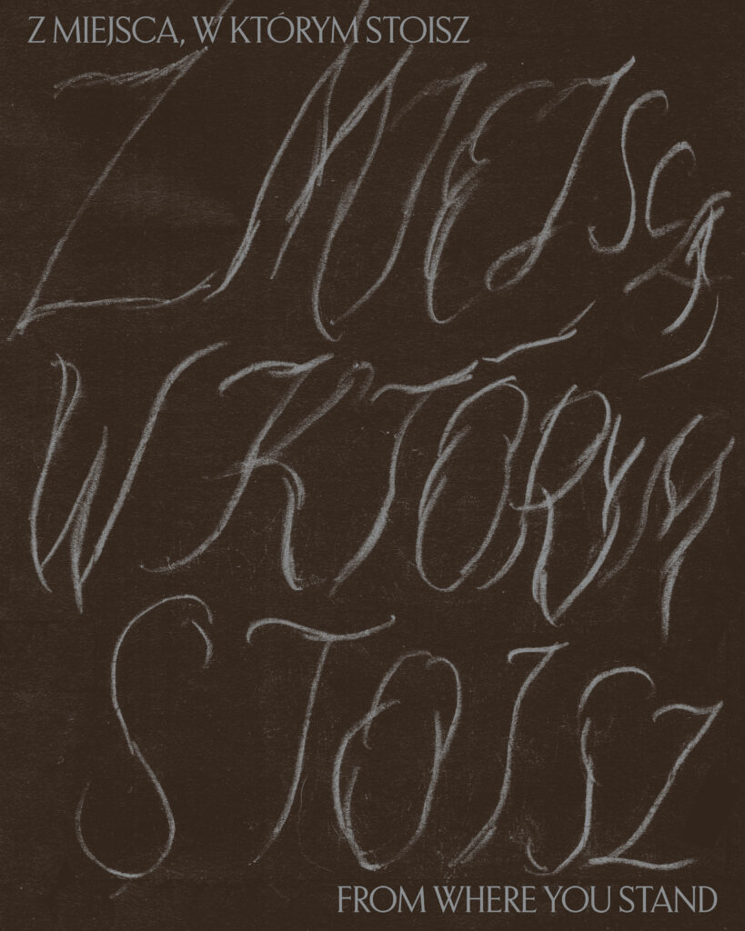 Grafika z niewyraźnym napisem "Z miejsca, w którym stoisz" na brązowym tle.